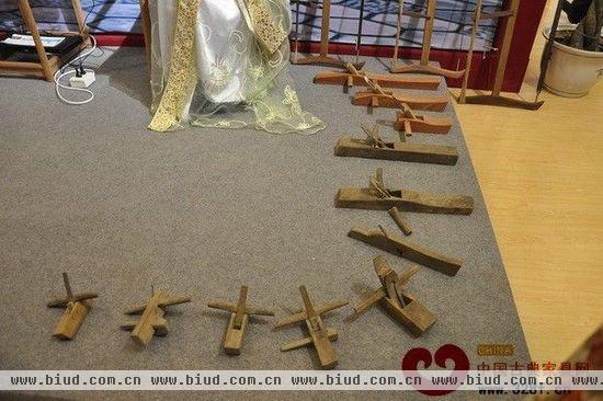 万盛宇红木展馆内特色了一个制作红木家具所需的各种工具的展示区