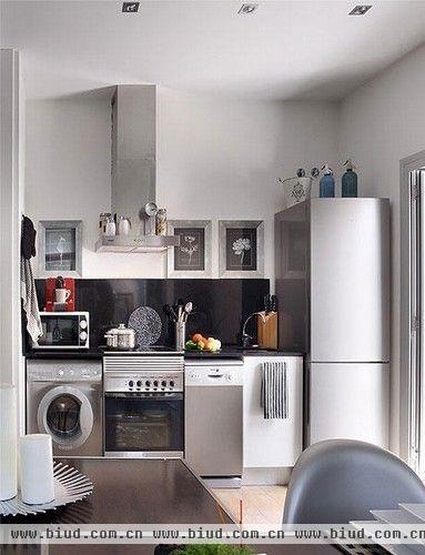 开放式的厨房，烤箱、洗衣机、冰箱一应俱全