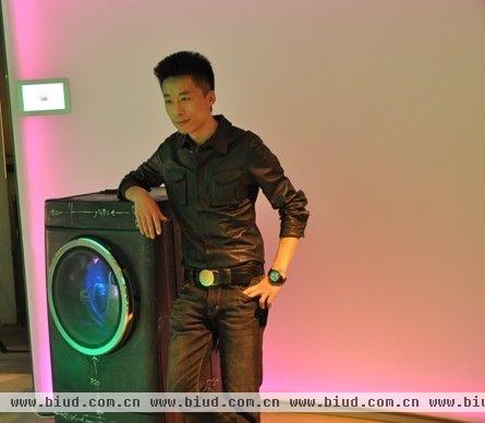 图二：设计师刘峰的作品悲伤清洁器”