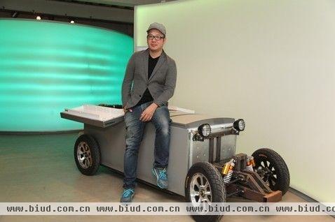 图片三：设计师颜呈勋与他设计的由卡萨帝布伦斯冰箱改造的电动车“Cool Logistics”