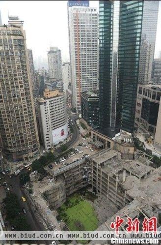 重庆高楼地基下现8层楼 犹如3D立体画
