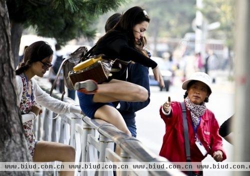 防不胜防 女性出游囧事多