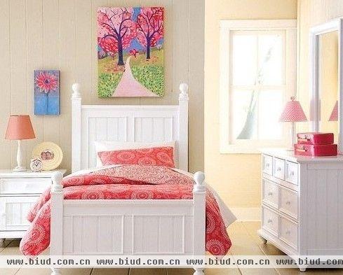 玫红色儿童房，家具靠墙摆放扩大活动空间