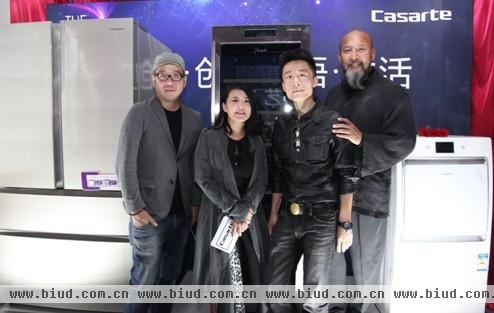 图为：三位设计师刘利年、颜呈勋、刘峰与跨界传媒人段妍玲在卡萨帝产品前合影