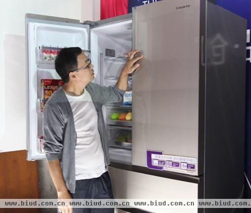 图为：卡萨帝用户董先生来到活动现场 体验最新推出的“法式对开门冰箱”