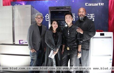 三位设计师刘利年、颜呈勋、刘峰与跨界传媒人段妍玲在卡萨帝产品前合影