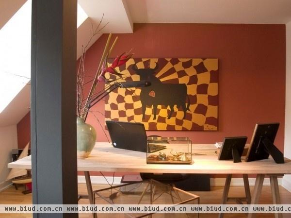 不拘一格的彩色阁楼 德国科隆的顶层公寓(图)