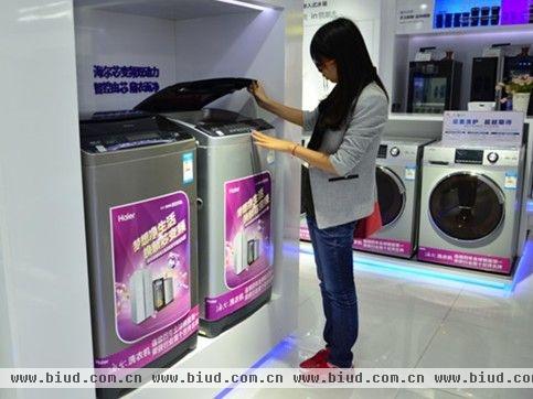 海尔芯变频双动力洗衣机采用了行业最新进的技术，集智能、节能、大容量等