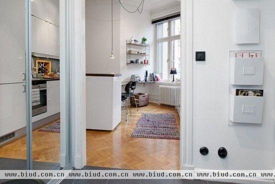 谁说我空间小 43平瑞典公寓也能有吧台(组图)
