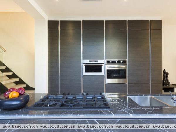 开放式厨房的别致设计 悉尼简约黑白色住宅