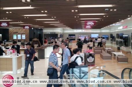 LG商用显示合作伙伴在LG江南区专卖店参观