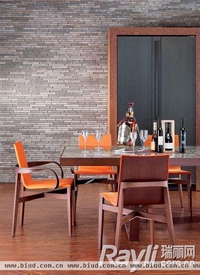 咖啡色和蜜橘色搭配的实木餐桌餐椅活力并有质感