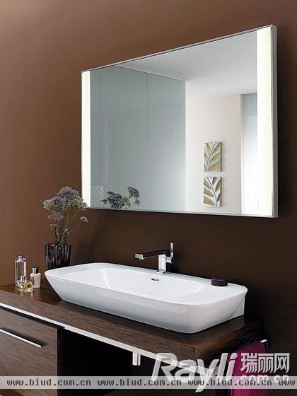 咖啡色墙面搭配深棕色木质卫浴柜让空间更有层次感