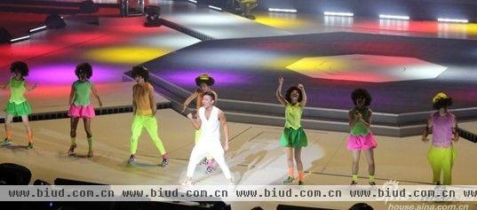 天王刘德华与一众舞蹈演员台上表演