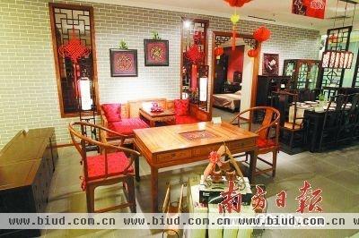 卖场内的红木家具设计精美。价格不菲。资料图片
