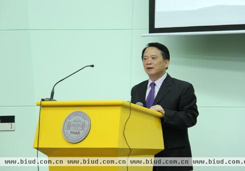 广东东鹏控股股份有限公司董事长何新明在清华大学做演讲