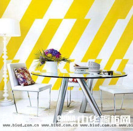柠檬黄墙面+淡色系餐桌