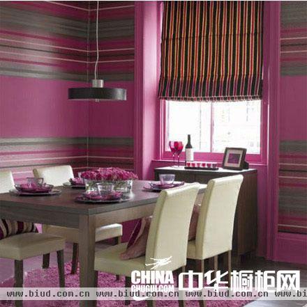 紫色餐厅墙面+深色餐桌+白色座椅+竖条纹窗帘+好看的花