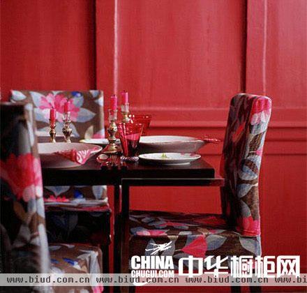 红色餐厅墙面+大花布艺座套 餐厅设计