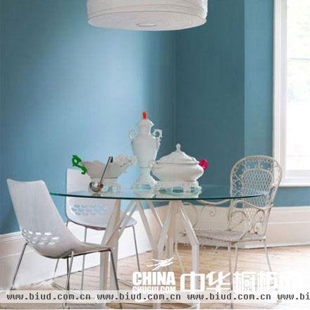 蓝色墙面+白色餐桌椅 餐厅设计