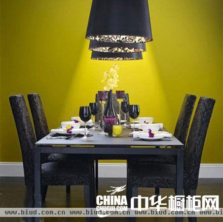 黄色餐厅墙面+深色花纹餐具 餐厅设计