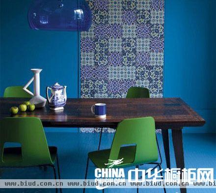 蓝色墙面+白色餐桌椅 餐厅设计