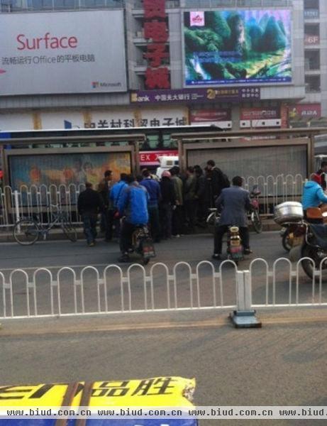 北京头卡护栏女子脑死亡 监控录像揭秘20分钟无人救