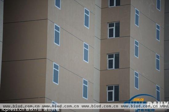 2013年10月23日，青岛，宜昌路与兴隆三路路口的宜昌美景楼盘是经济适用房，楼体北侧外墙画上与周边窗户规格相同的“假窗”。赵健鹏/东方IC