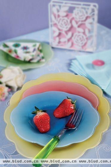 浅蓝色花朵图案桌布＋彩色花朵造型餐盘轻松渲染空间情绪