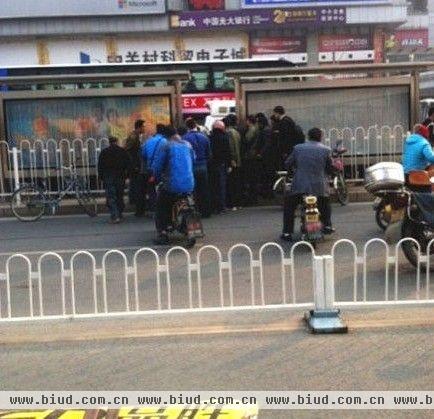 网传中关村附近公交站发现男尸 官方辟谣称系一女子被卡受伤