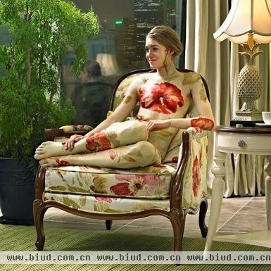 曲线造型的沙发选用温柔婉约的美式花卉图腾