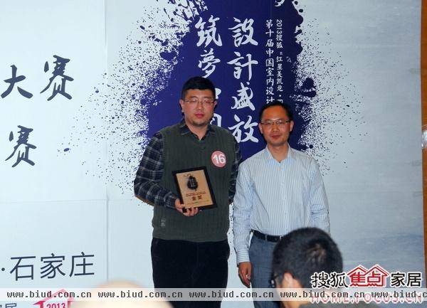 主办方搜狐焦点家居网杨春朝（右）与金奖得主于潇（左）