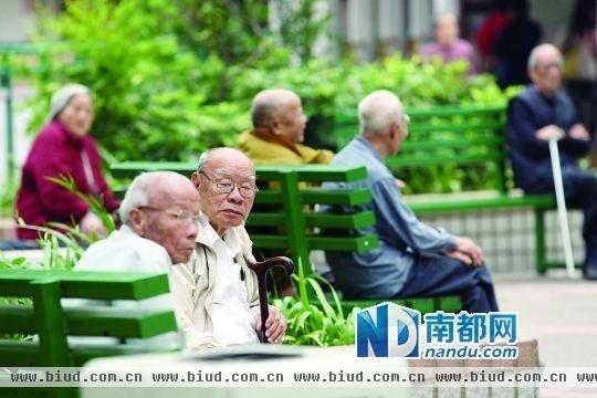 在香港石硖尾，几名老人坐在小花园里休息聊天。南都记者 赵炎雄 摄 资料图