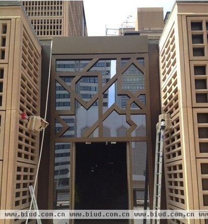 图为：迪拜工程中的辉乐豪铜门产品