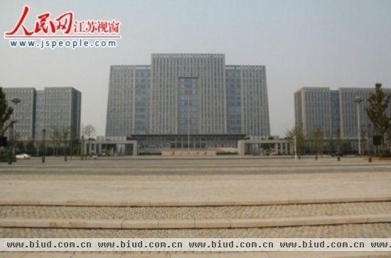 江苏沛县政府大楼造价过亿办公室配双人床