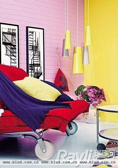 红色沙发，明黄色靠包和明黄吊灯及明黄色墙面提升阳光感