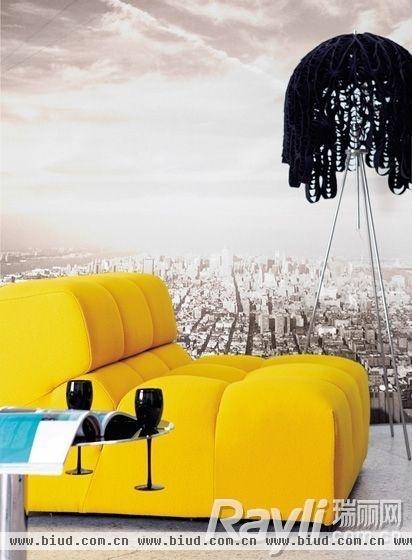 宽大的明黄色单人沙发提升舒适度