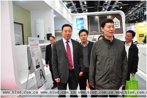 住房和城乡建设部建筑节能与科技司司长陈宜明(右二)参观万和展位。