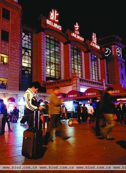  10月10日夜晚，一位年轻人在北京站等候列车。本报记者 杨杰摄