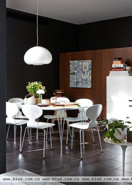 明亮的现代风家居 时尚白色沙发与餐桌