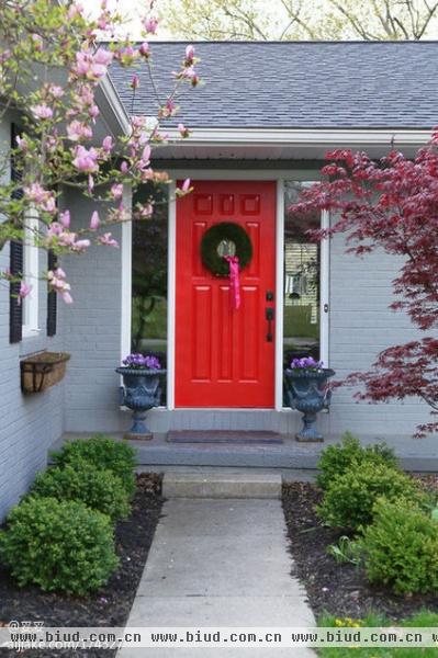 备受关注的前卫色调 用亮丽的红装饰你的门