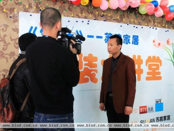 图：苏皖工长俱乐部创始人周凡棣先生接受记者采访