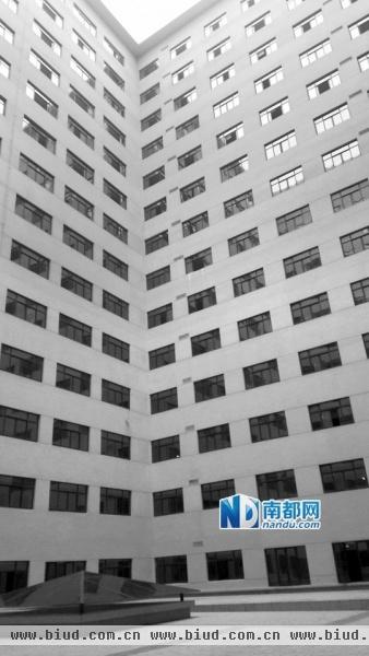 图片显示，湖南攸县新建的发展中心楼群气派，广场庞大。 图片来源：天涯论坛