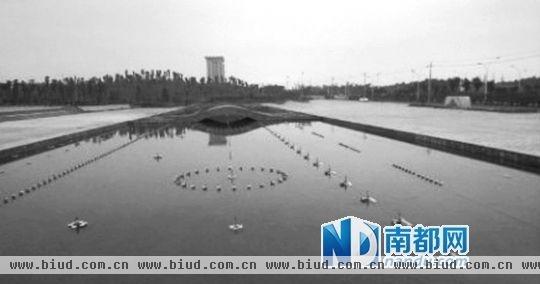 图片显示，湖南攸县新建的发展中心楼群气派，广场庞大。 