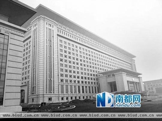 图片显示，湖南攸县新建的发展中心楼群气派，广场庞大。 