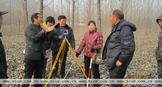 在认证林地里设标准地进行测量、监测