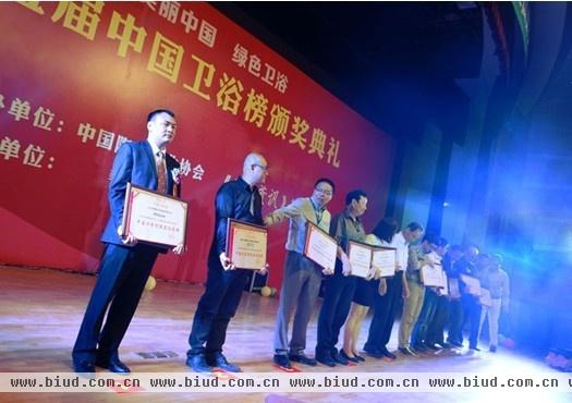 福瑞营销总监张海涛(左一)代表福瑞公司领取中国十大智能卫浴证书，领跑中国智能卫浴