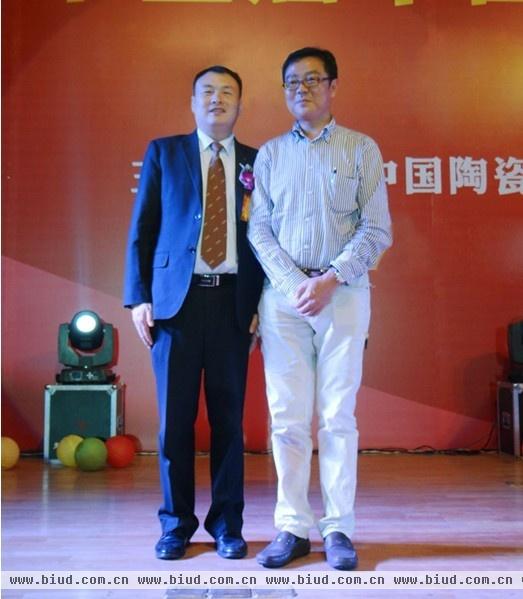 福瑞智能卫浴营销总监张海涛(左)与中国陶瓷工业协会理事长吴跃飞(右)合影