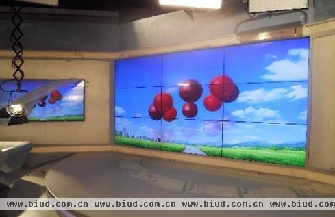 　青海电视台演播室内的LG 47WV30B拼接墙