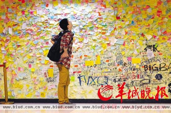 　　 2013年“光棍节”来临，广州的单身男女们在千方百计寻找自己的叧一半。图为在广州某商场内，这位男生在真情留言墙上寻找着什么？